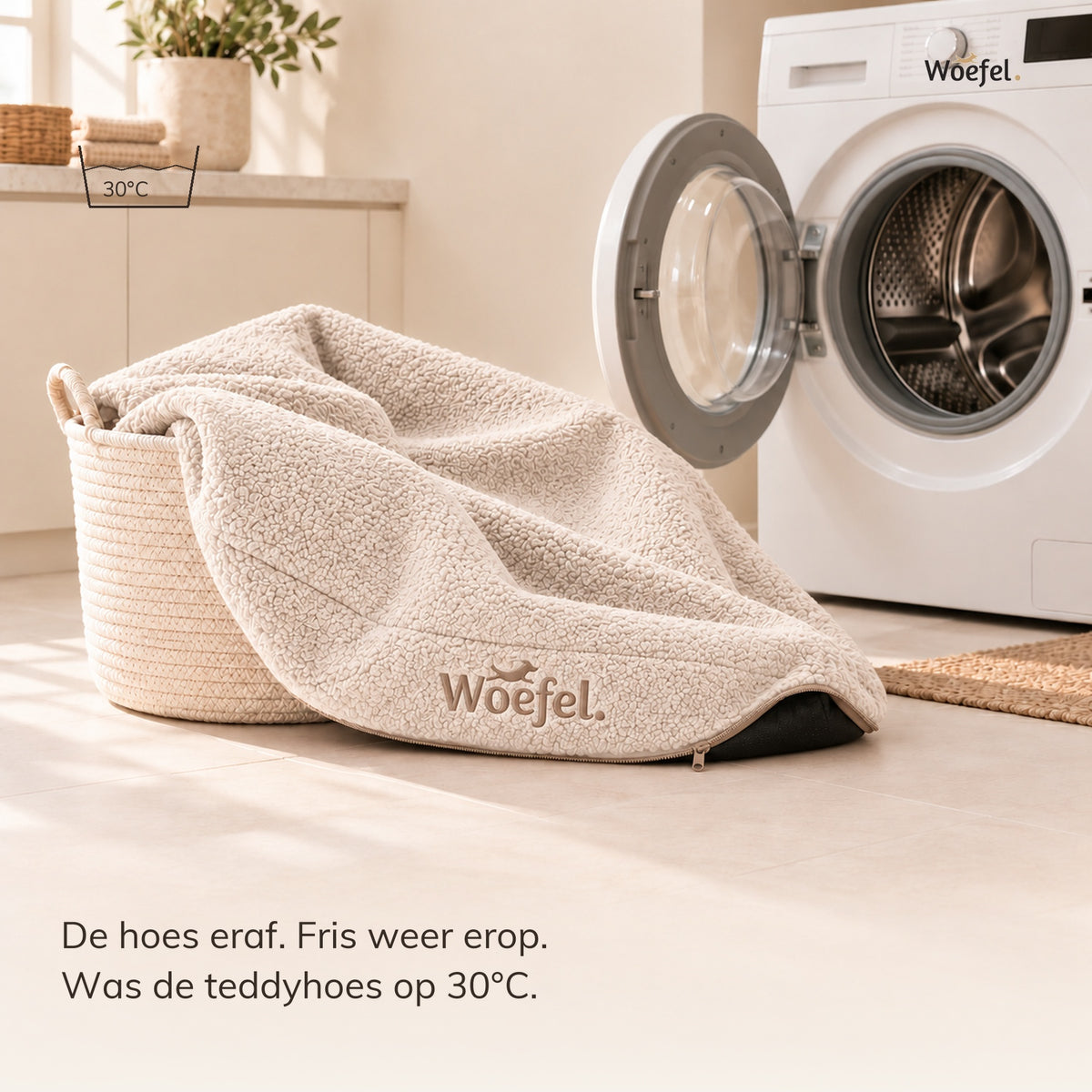 Afgeritste beige teddyhoes van de Woefel hondenmand bij de wasmachine, wasbaar op 30°C