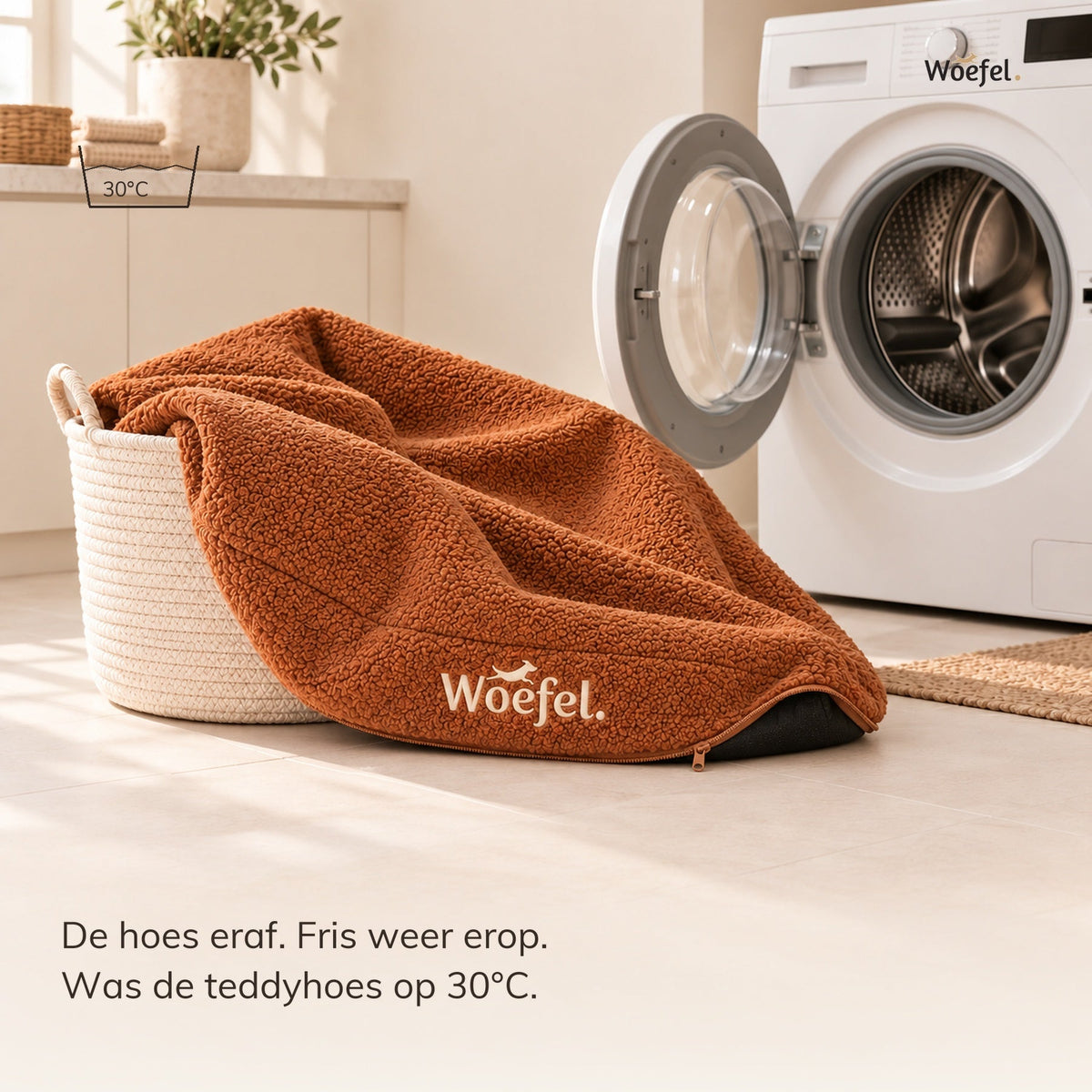 Afgeritste camel teddyhoes van de Woefel hondenmand bij de wasmachine