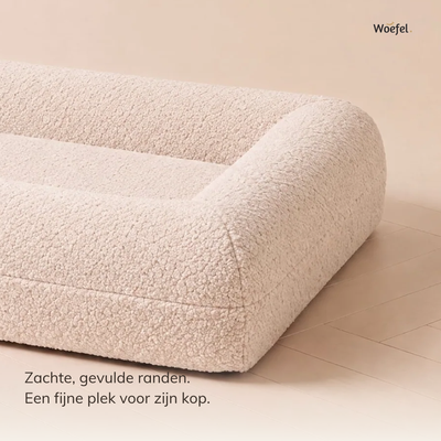 Close-up van de zachte, gevulde rand van de beige Woefel hondenmand
