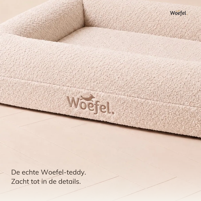 De teddy hoes van dichtbij, met het geborduurde Woefel-logo
