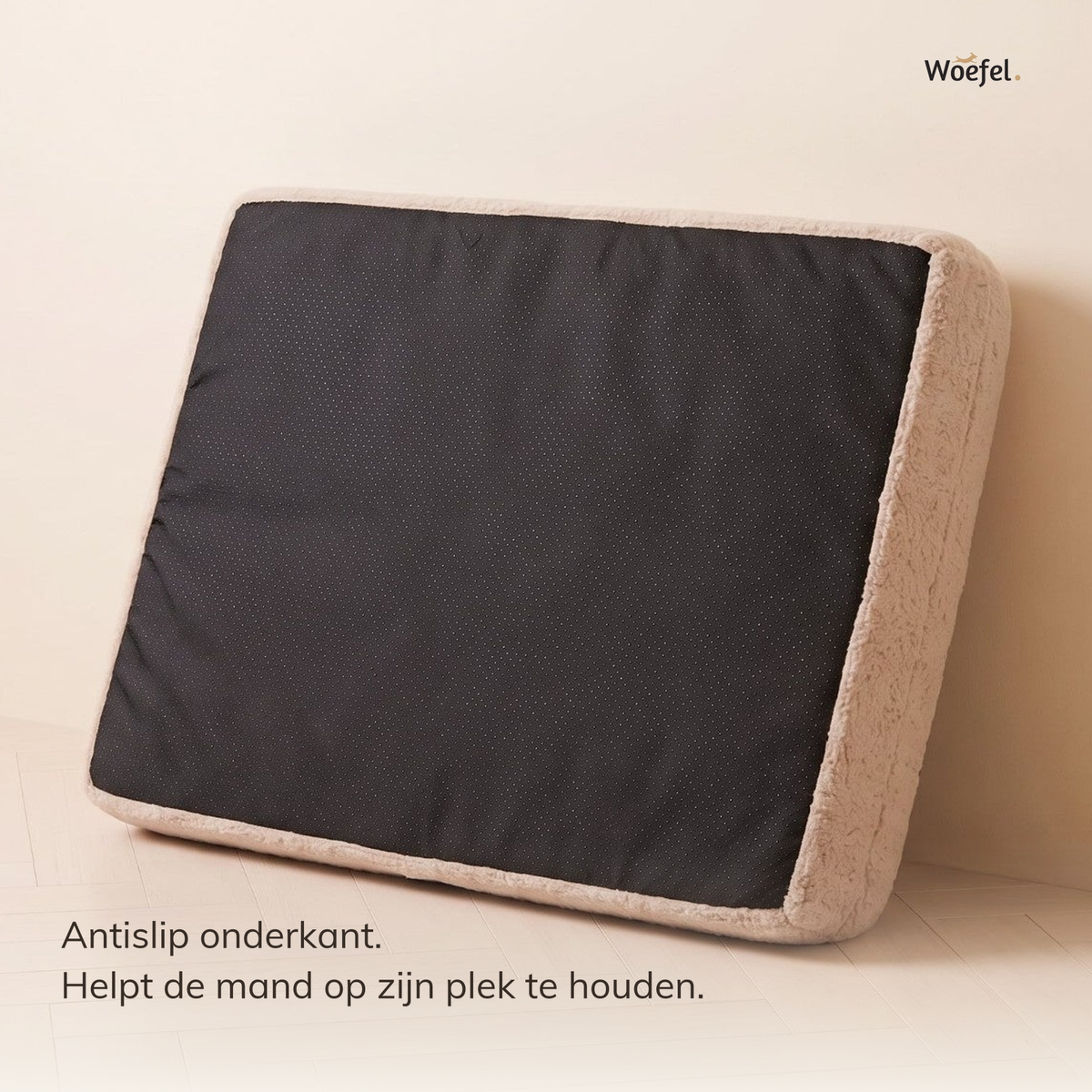 Antislip onderkant van de beige Woefel hondenmand