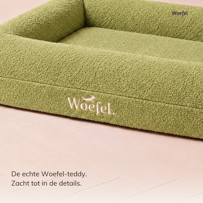 Detail van de olijfgroene teddystof met het geborduurde Woefel-logo