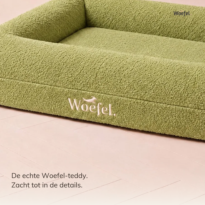 De teddy hoes van dichtbij, met het geborduurde Woefel-logo