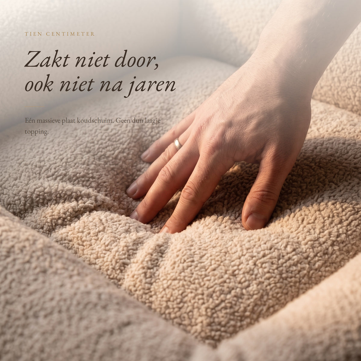 Hand drukt in het koudschuim van de beige hondenmand, het zakt niet door